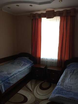 Отель Hotel Oktan Kryve Ozero Двухместный номер с 2 отдельными кроватями и ванной комнатой-4